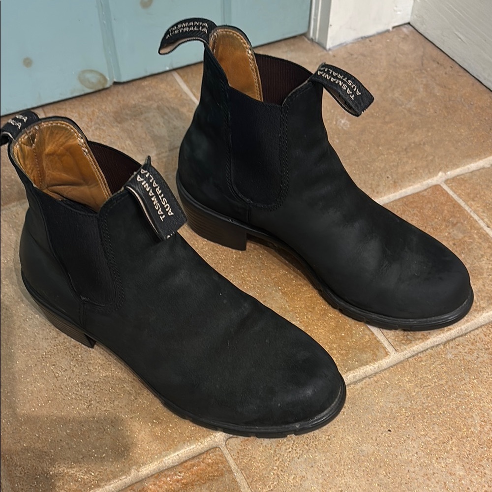Blundstone Black Chelsea Boot - Women’s Slip-On Boot size 8.5 with small heel.